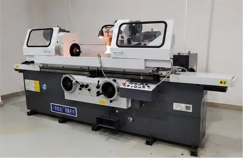 Cylindrical grinding machine with headstock, tailstock and grinding wheel guards