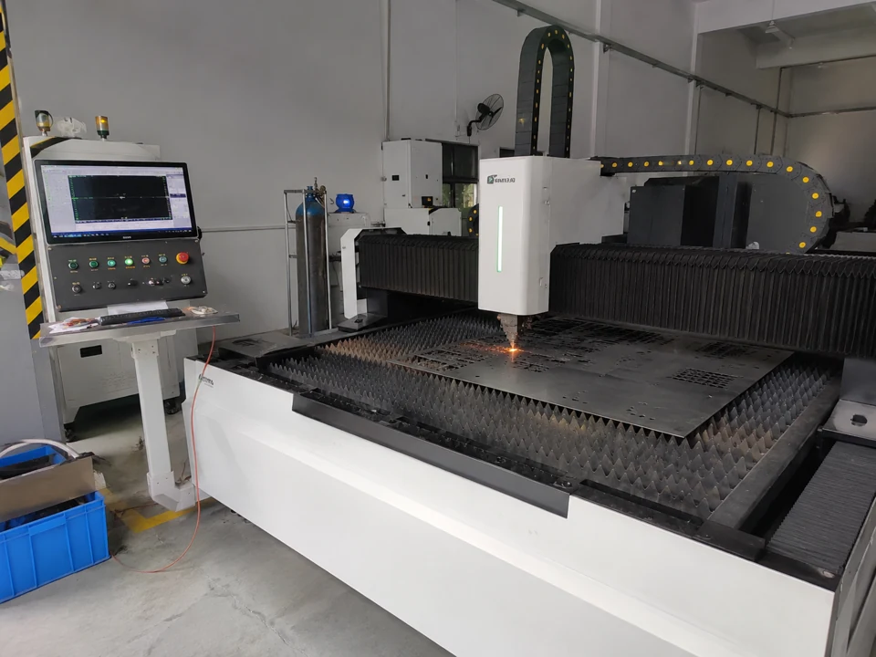 Sheet metal cutting machine with a gantry cutting head and slatted work bed